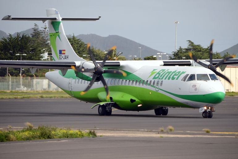 Un avión de Binter realiza una maniobra en la pista. 