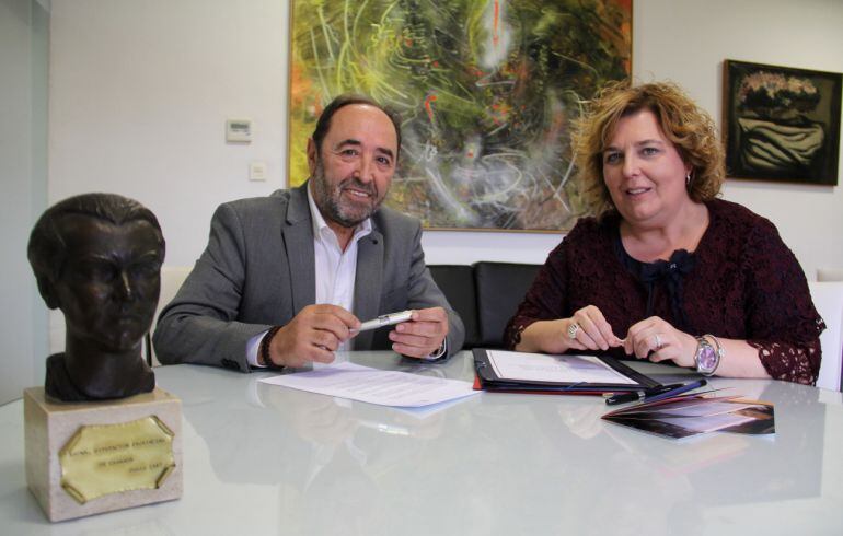 El fallecido Alfonso Alcalá en una foto de archivo junto a la diputada provincial de Cultura, Fátima Gómez