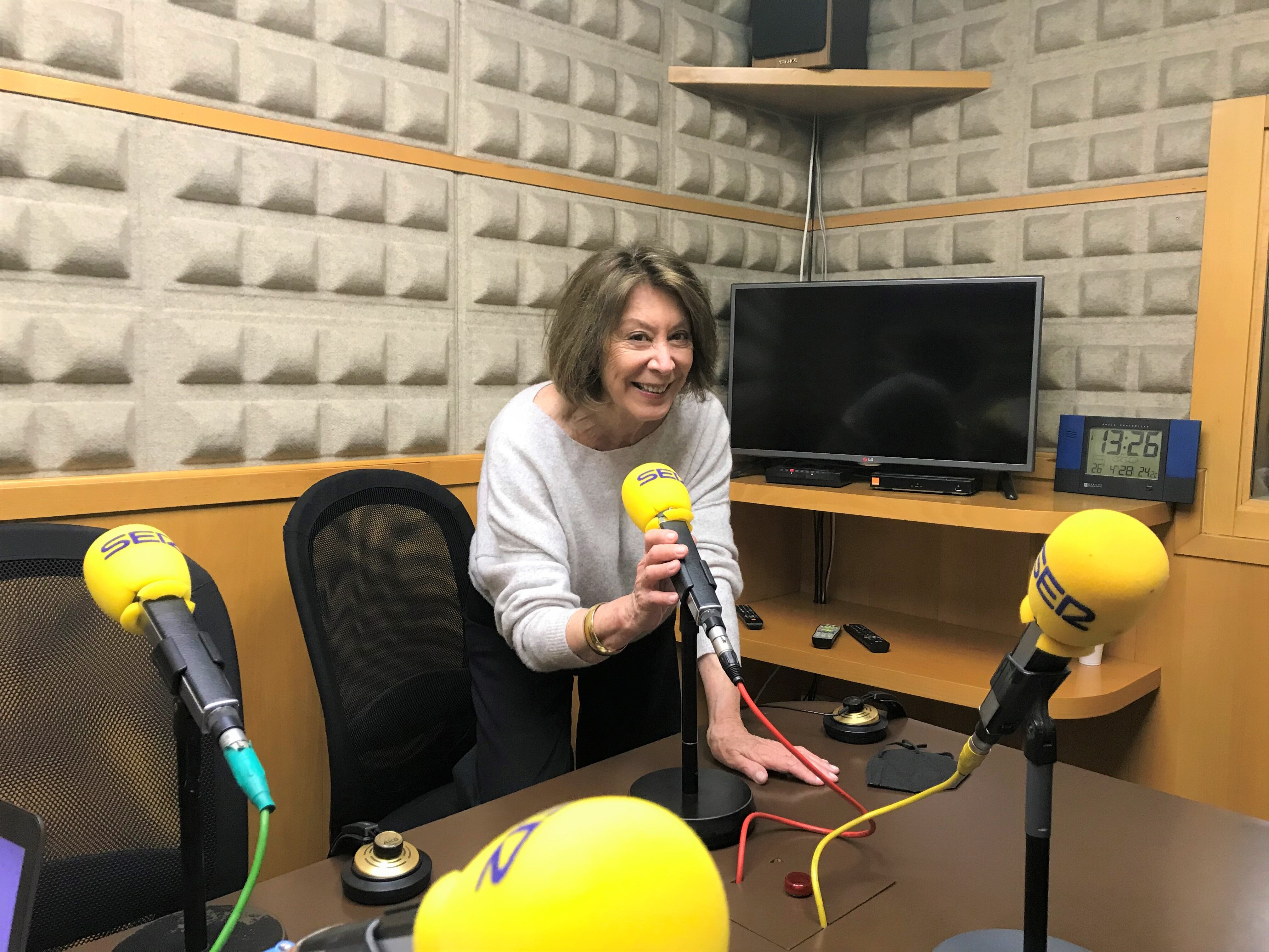 Fiorella Faltoyano en los estudios de Radio Asturias - SER