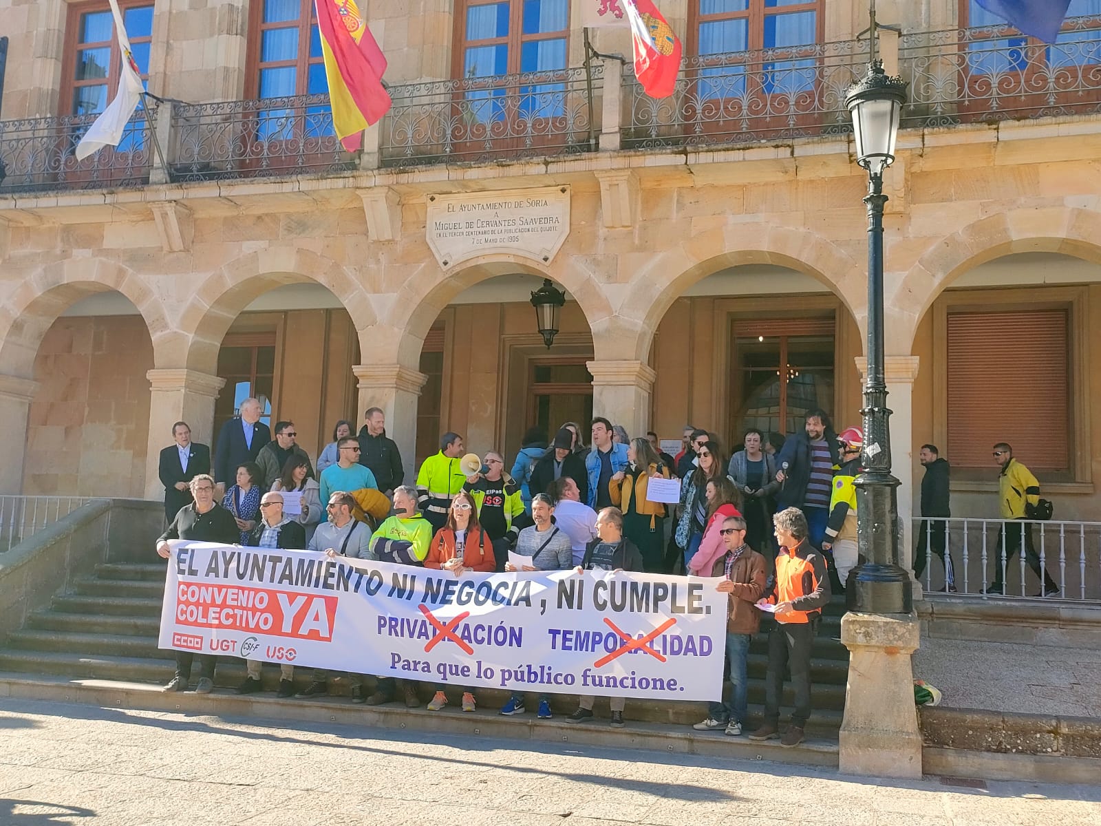 Trabajadores municipales se manifiestan ante el Ayuntamiento de Soria.