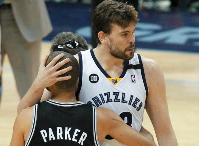 El jugador de los Grizzlie&#039;s, Marc Gasol, felicita a Tony Parker, de los Spurs