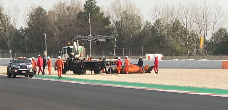 El coche del asturiano perdió una rueda en sus primeros giros en Montmeló