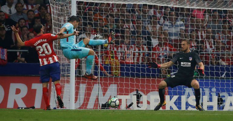 Luis Suárez marca para el Barcelona a falta de ocho minutos para el 90.