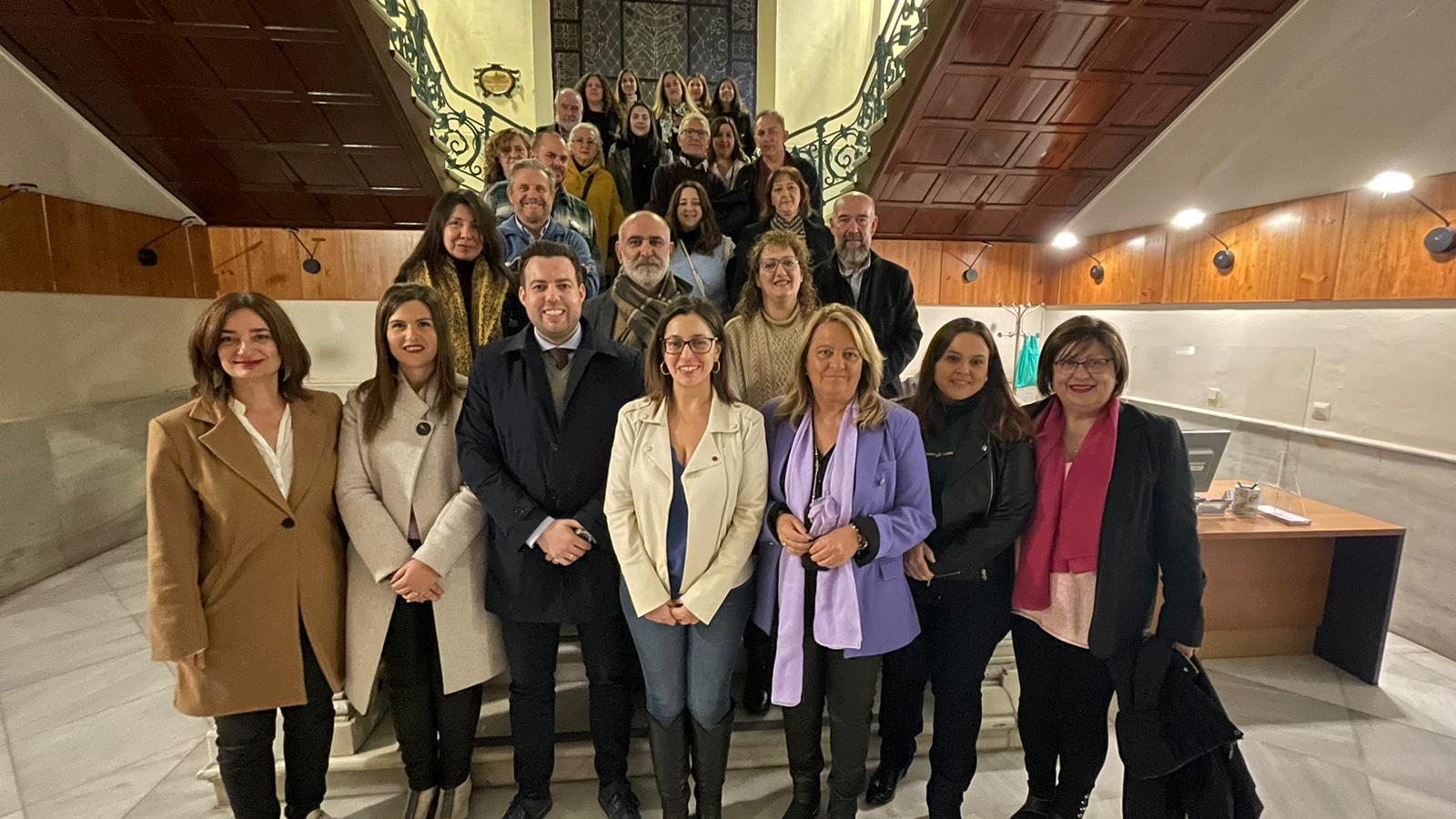 Participantes de la II Jornada del Consejo Andaluz de Trabajo Social con las representantes de las distintas instituciones.