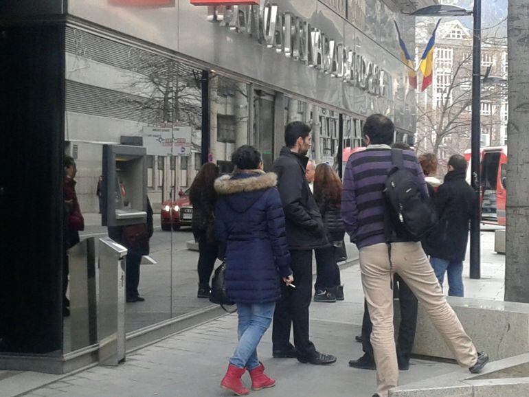 Cues de clients a les oficines de BPA