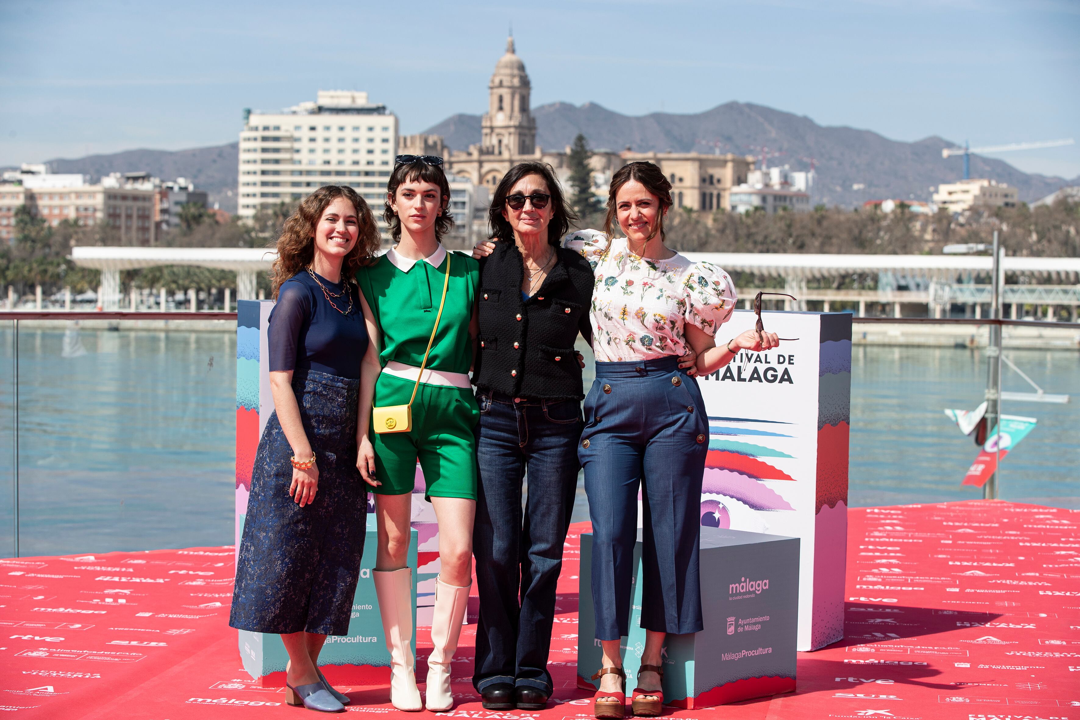 La directora Silvia Munt (2d), posa junto a su elenco de actrices, Elena Tarrats (i), Alicia Falco (2i) y Itziar Ituño, durante la presentación de su película "Las buenas compañías" a la Sección Oficial de Largometrajes en el XXVI Festival de Cine en Español de Málaga. EFE/Jorge Zapata