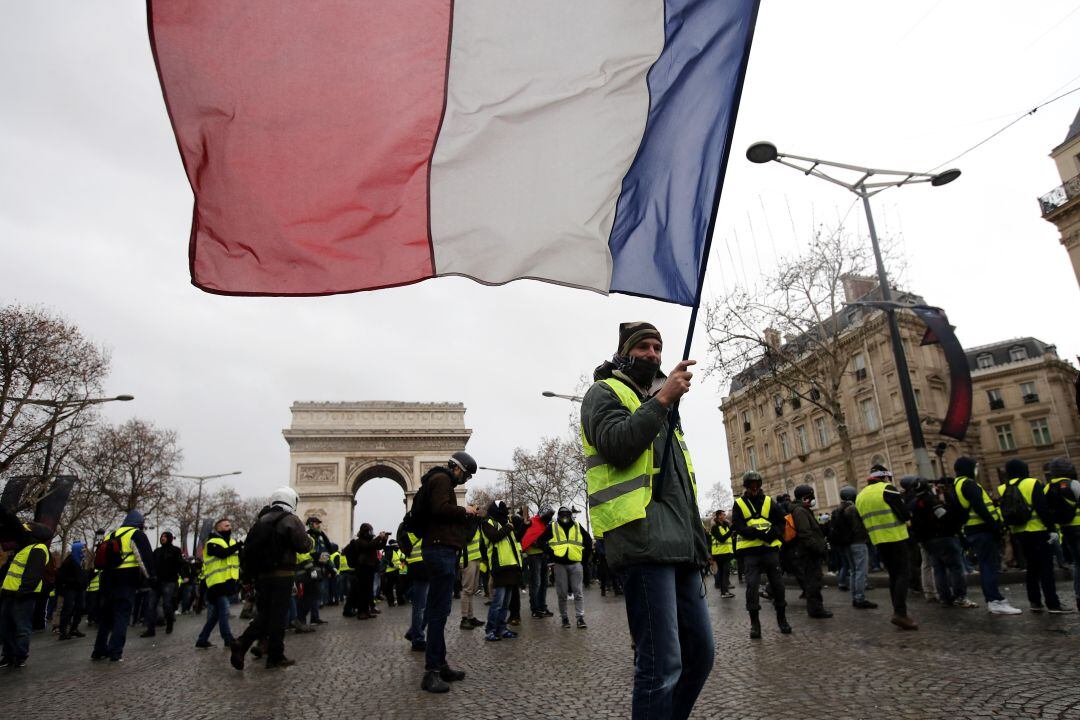 Un manifestante ondea una bandera francesa