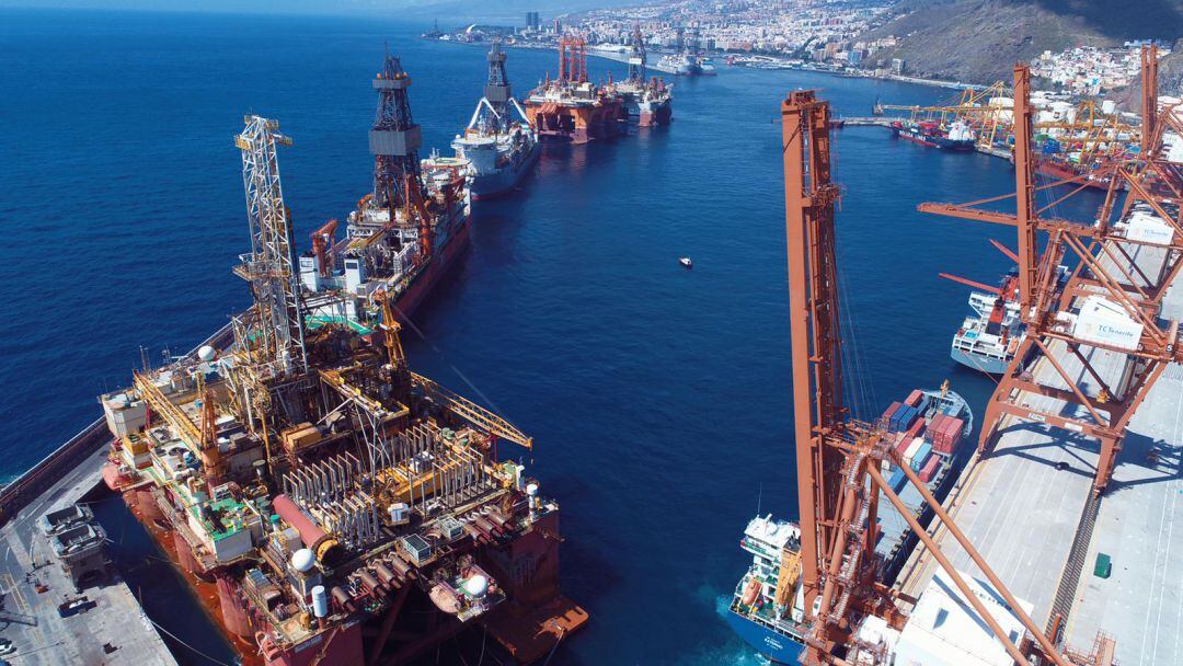 Una panorámica del Dique del Este en el Puerto de Santa Cruz de Tenerife: a la derecha, la alineación de atraque de portacontenedores; a la izquierda en primer plano, la primera alineación del dique de abrigo; a continuación, la alineación más larga de más de seiscientos metros de longitud; al fondo, la tercera alineación del Dique del Este