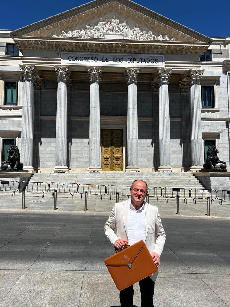 El diputado nacional Emilio Sáez, a las puertas del Congreso