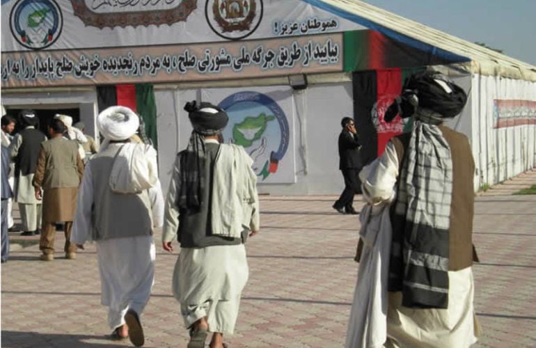 Imagen de varios hombres entrando en una &#039;jirga&#039;.