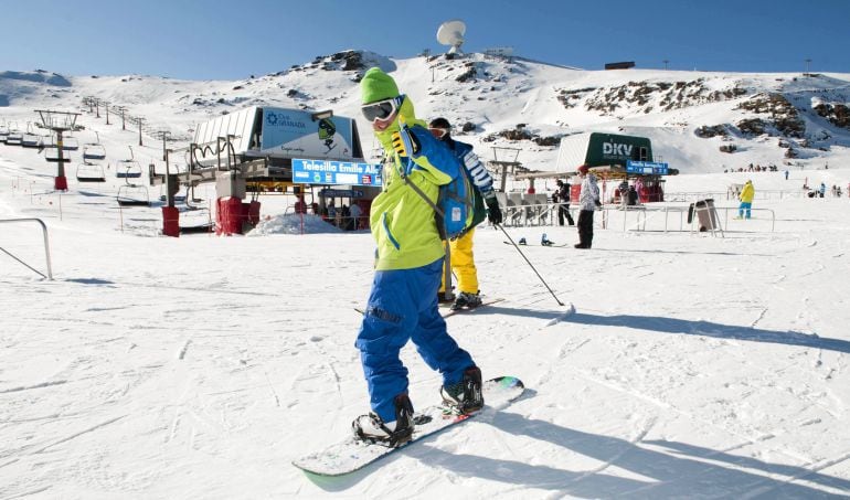 Un snowboarder desciende por las pistas ubicadas en Borreguiles, en la estación de esquí de Sierra Nevada (Granada)