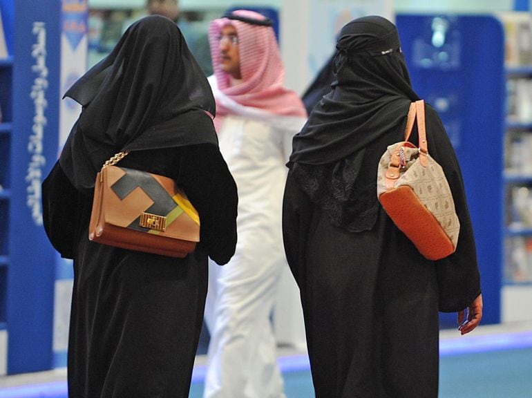 mujeres paseando por una centrica calle de Ryad en Arabia Saudí.