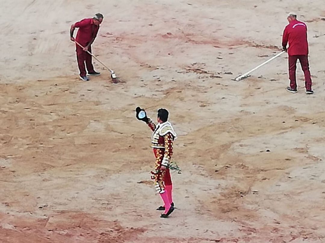 José María Manzares saluda al público tras desorejar a"Lorito"