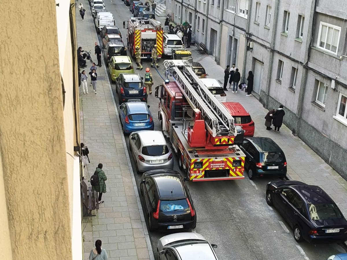 Incendio en O Ventorrillo: desalojado un edificio en la calle Monasterio de Sobrado en A Coruña