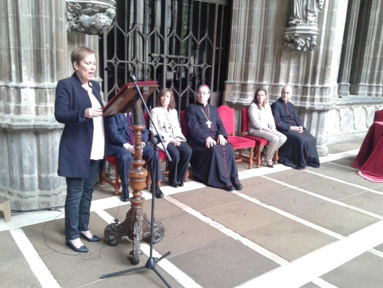 La presidenta Uxue Barkos toma la palabra tras la firma del convenio para restaurar el claustro de la catedral de Pamplona