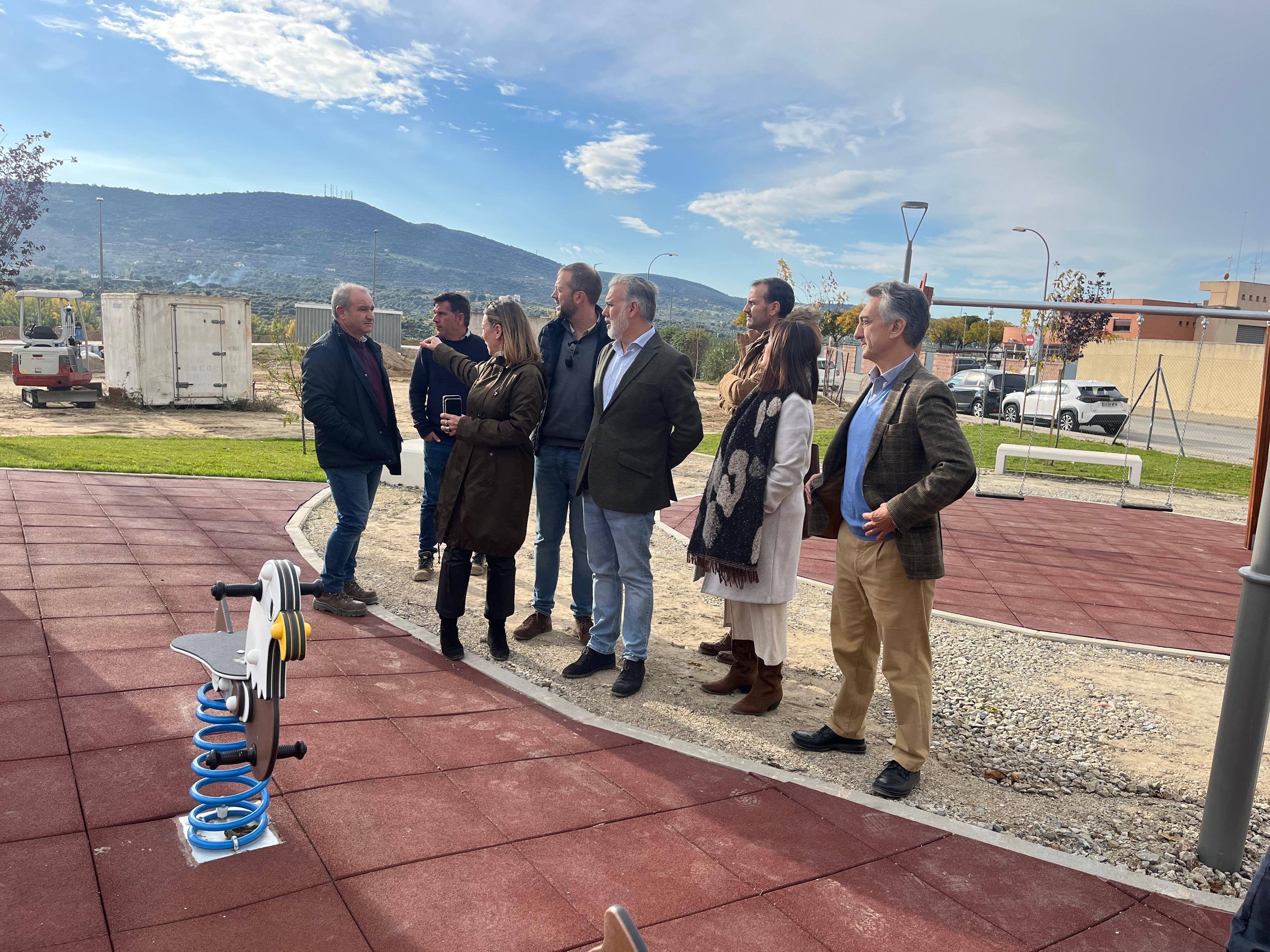 La comitiva municipal, encabezada por el alcalde de la ciudad, Fernando Pizarro, junto con miembros de la constructora visitan las obras.