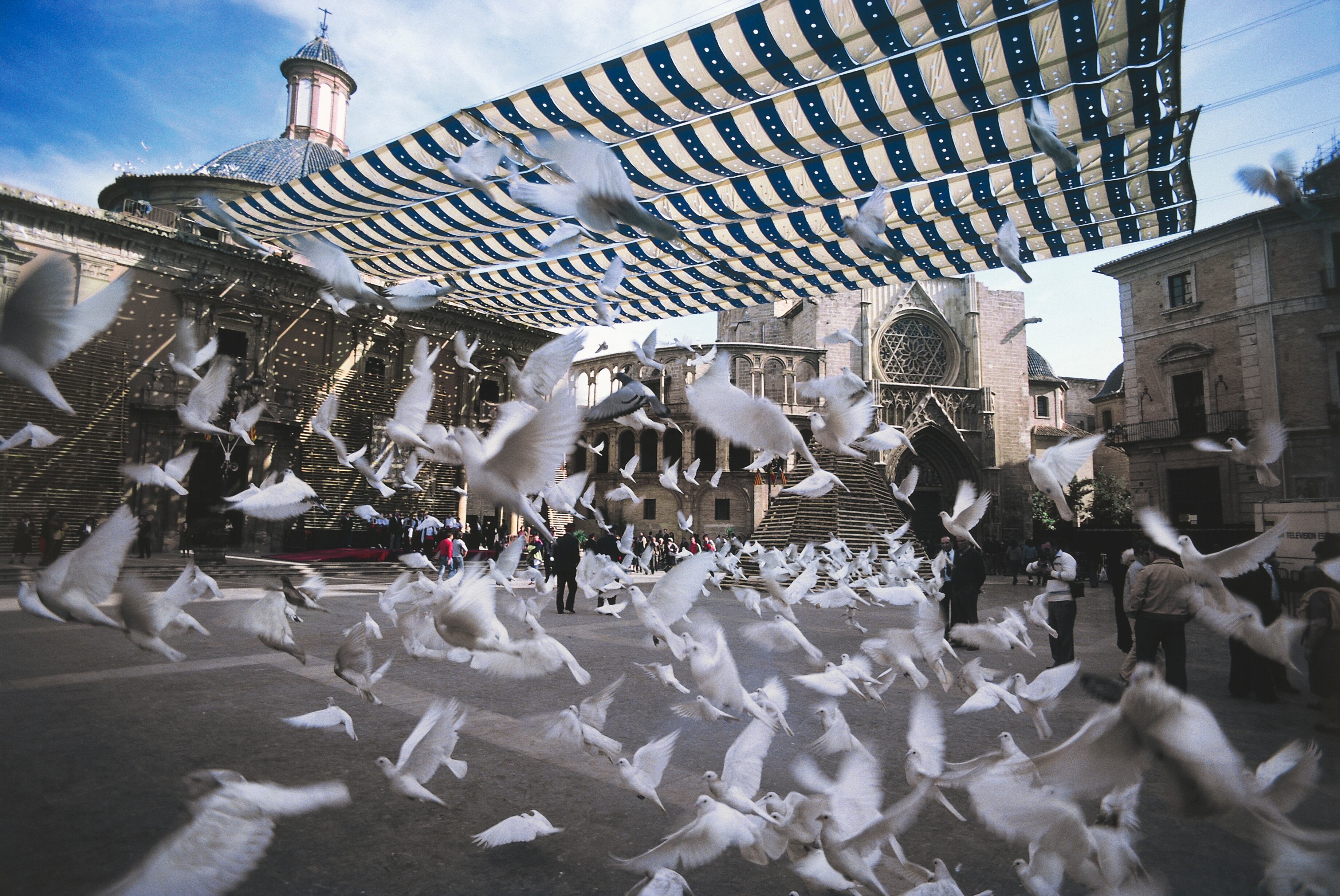 Toldo desplegado en la plaza de la Virgen de València