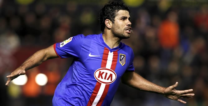 El delantero brasileño del Atlético de Madrid Diego Costa celebra su gol durante el partido, correspondiente a la trigésima jornada del Campeonato Nacional de Liga de Primera División, que enfrenta al conjunto rojiblanco con el Osasuna esta noche en el es