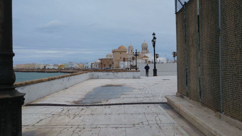 Suelo hundido en el Campo del Sur tras las pistas deportivas del colegio