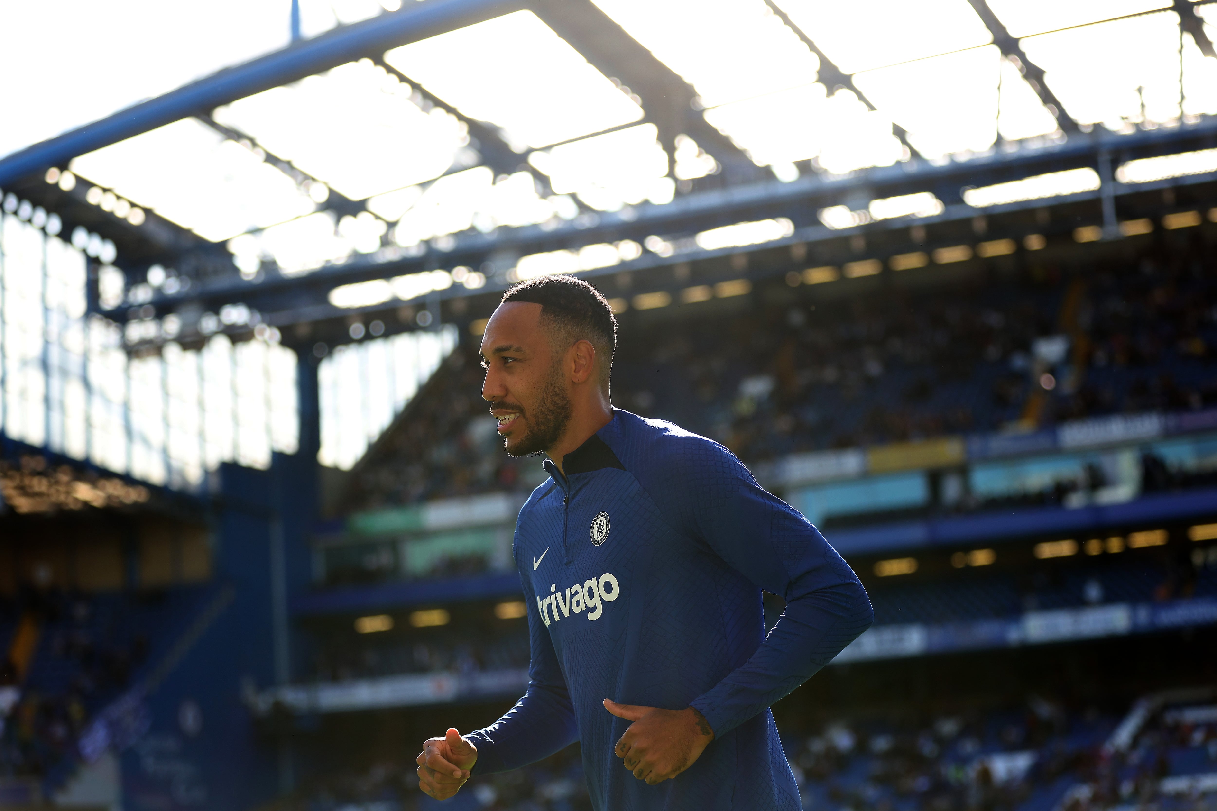 Aubameyang calienta en Stamford Bridge