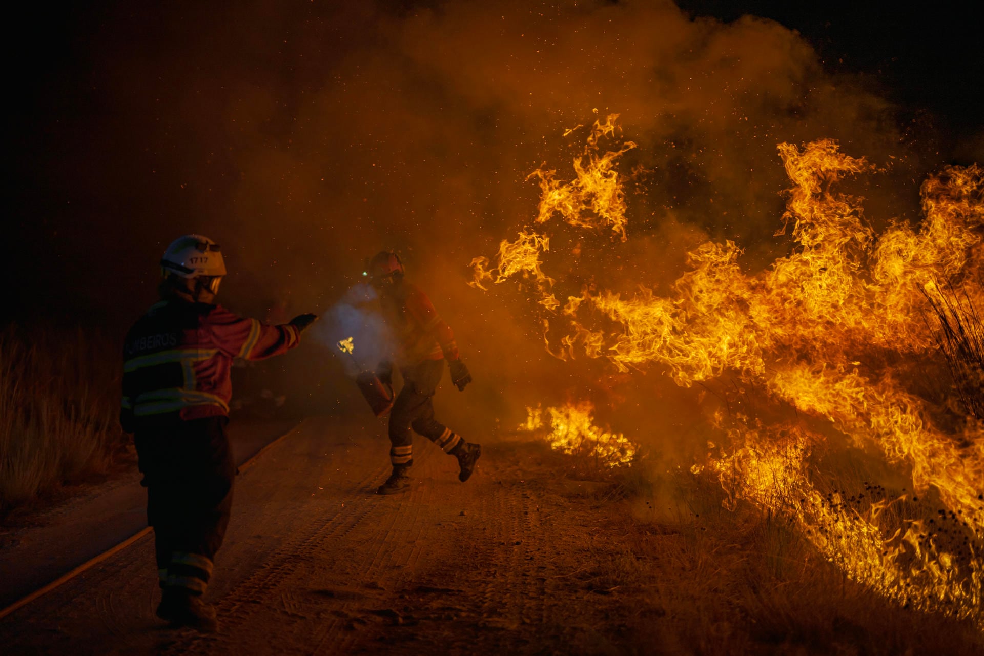 ÁMSTERDAM, 09/04/2026.- Fotografía realizada el 24/07/2025 en Cualedro (Ourense) por el fotógrafo español Brais Lorenzo, colaborador de EFE, que fue reconocido este jueves con el World Press Photo de la región de Europa por su cobertura de los incendios forestales que asolaron Galicia durante el verano pasado, la peor temporada de fuegos en la comunidad en tres décadas. EFE/Brais Lorenzo
