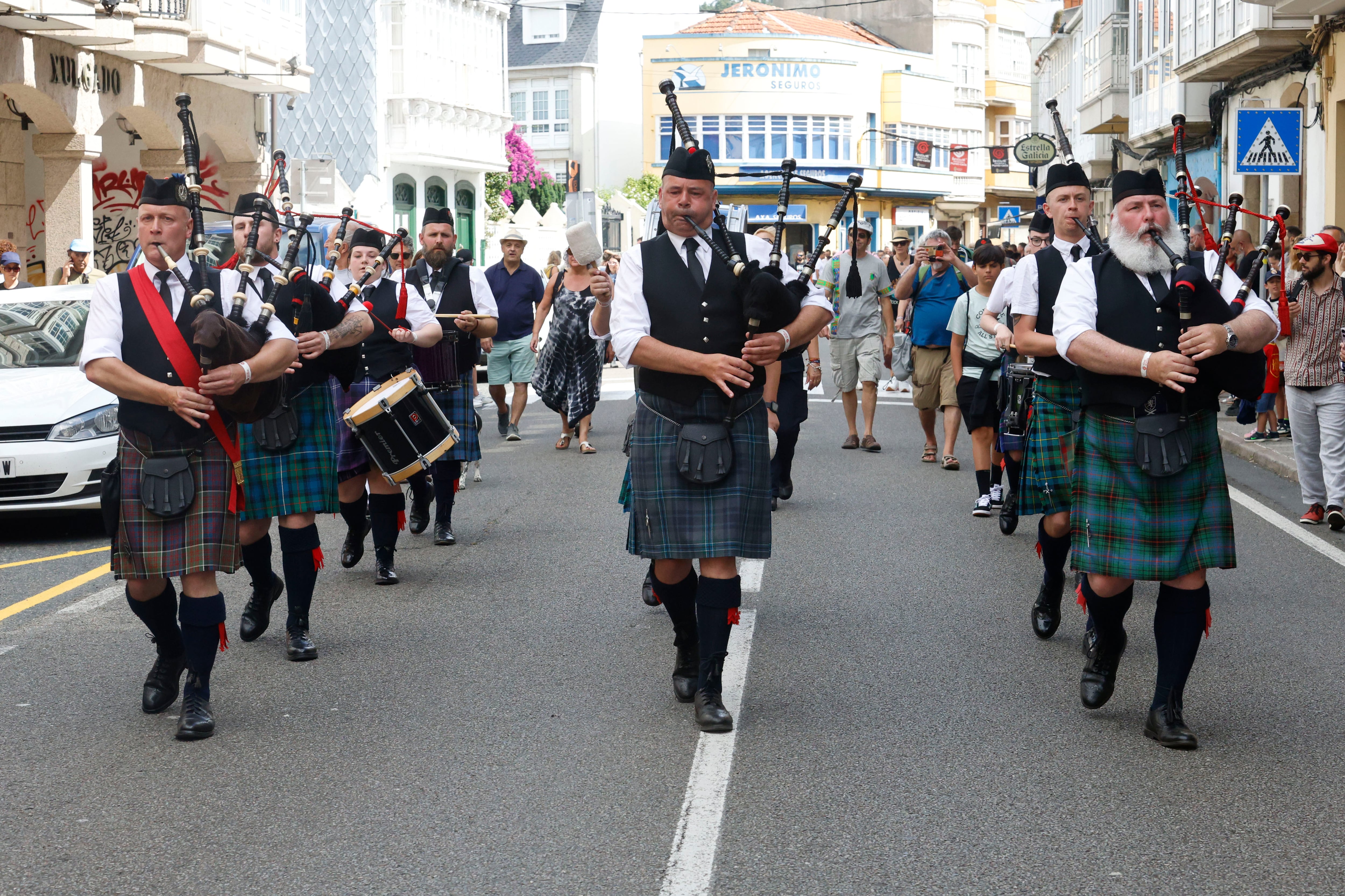 El Desfile das Nacións Celtas ha recorrido este domingo Ortigueira, que afronta la jornada final de su Festival Internacional do Mundo Celta (foto: Kiko Delgado / EFE)