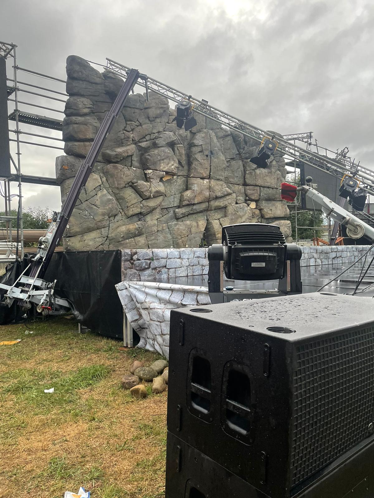 La tormenta ha provocado la caída de las torres de sonido e iluminación de las Guerras Cántabras.