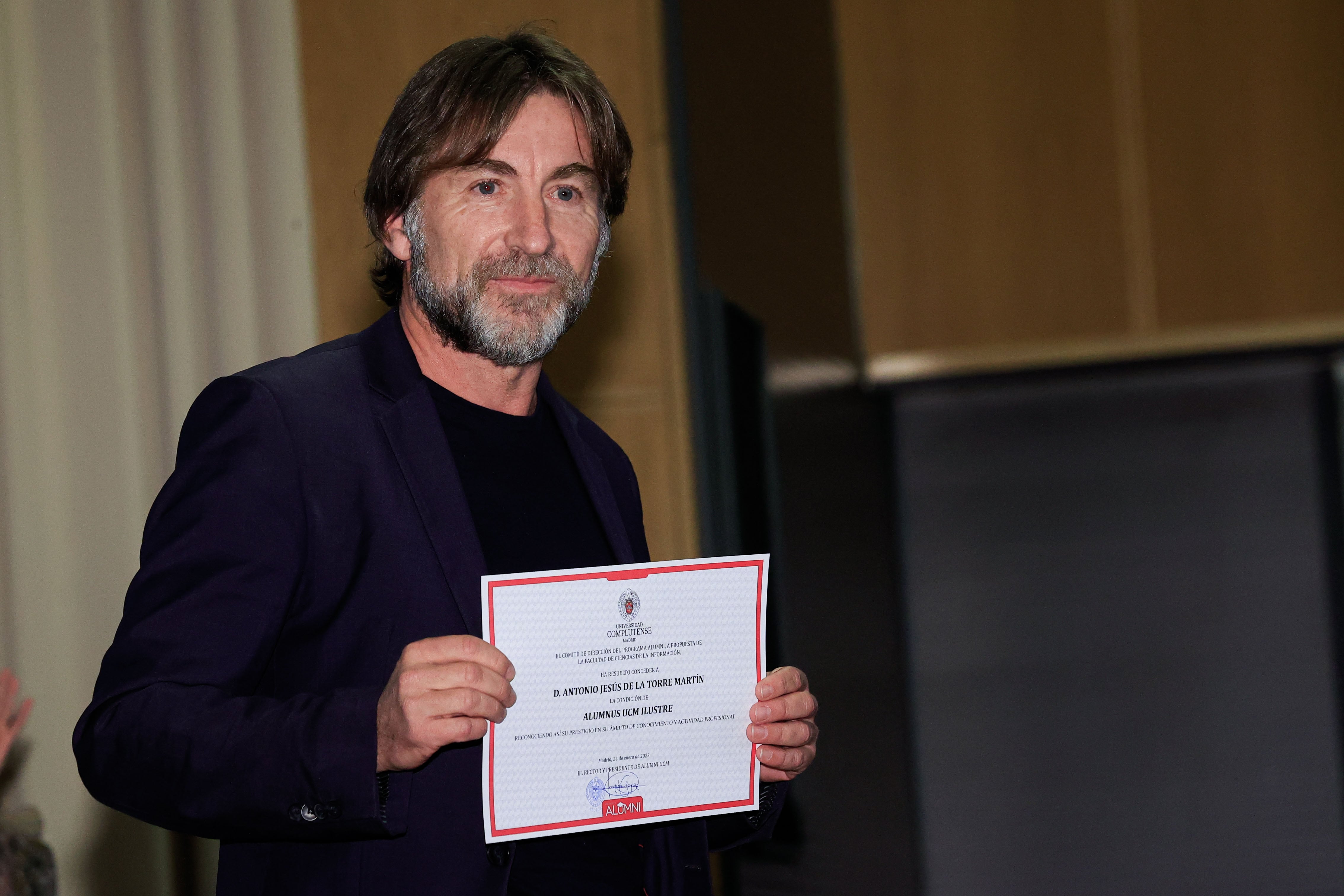 El actor Antonio de la Torre con el diploma que le reconoce como &quot;Alumnus UCM Ilustre&quot; durante el acto de reconocimiento a los nuevos Alumnus UCM ilustres aprobados a propuesta de la Facultad de CCI, este martes en Madrid.