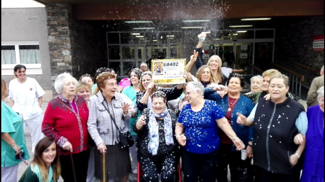 Celebración del quinto premio de la Lotería de Navidad en la Residencia de Mayores de Villaviciosa de Odón