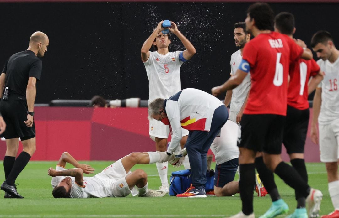 Dani Ceballos siendo atendido en el césped