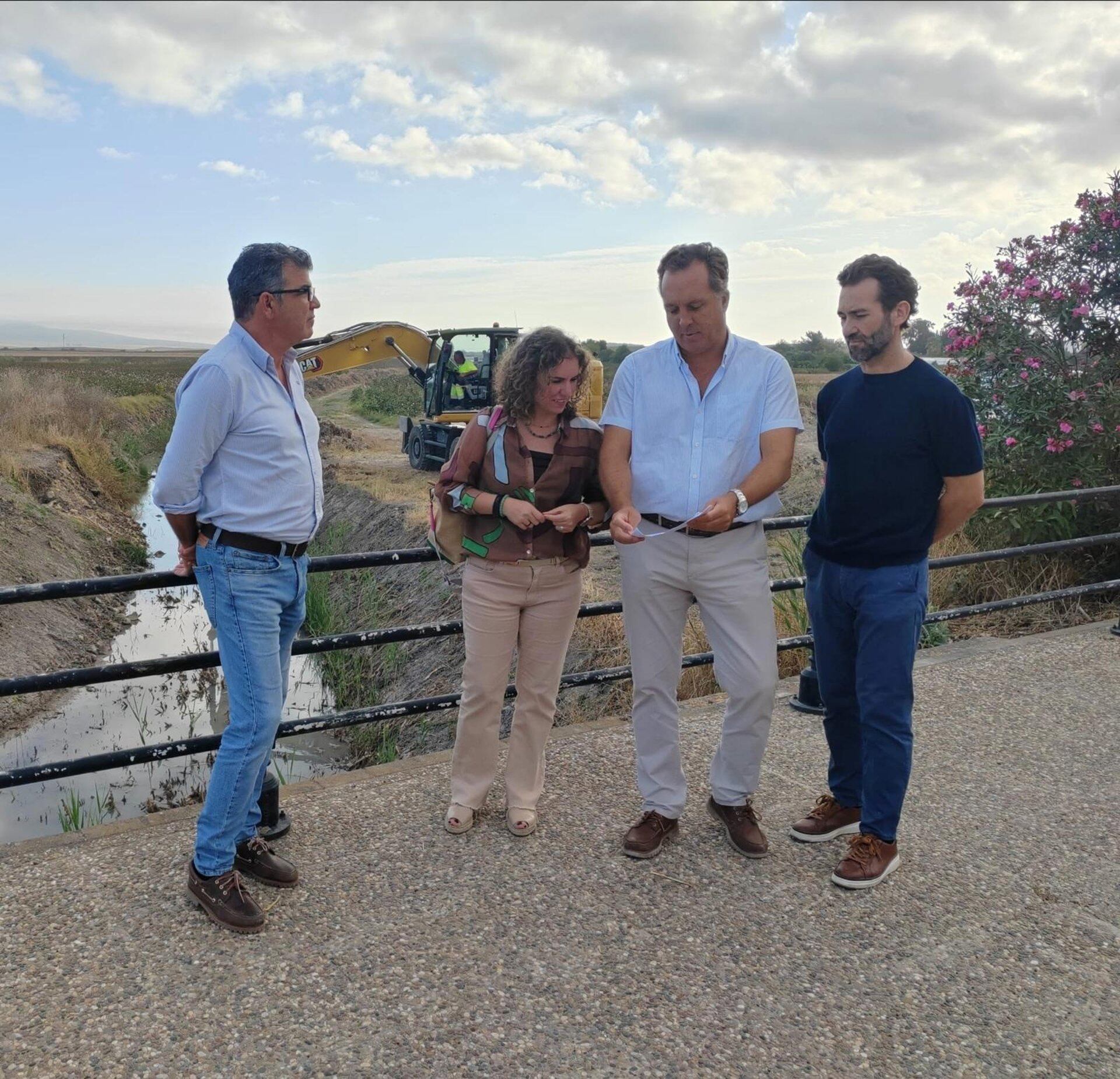 La teniente de alcaldesa de Medio Rural en el Ayuntamiento de Jerez de la Frontera (Cádiz), Susana Sánchez, en una visita a cauces de arroyos de la zona rural