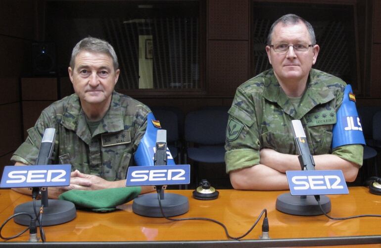 El Teniente Coronel Leal y Coronel Sánchez Loureiro en los estudios de la Cadena SER.