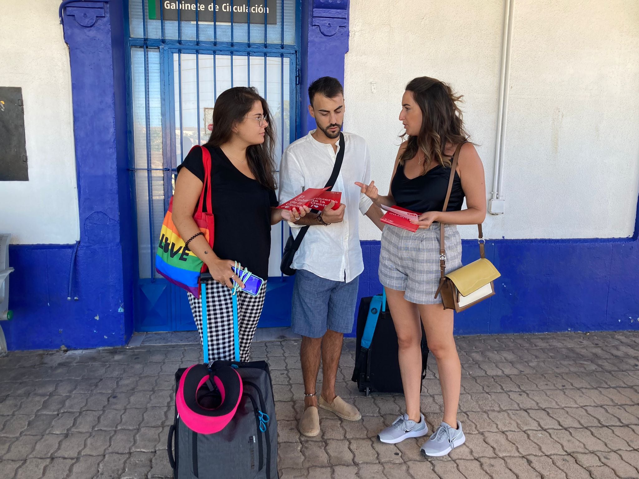 La Diputada Nacional del PSOE, Cristina López Zamora, explica las medidas de su partido en la estación de tren de Valdepeñas (Ciudad Real)