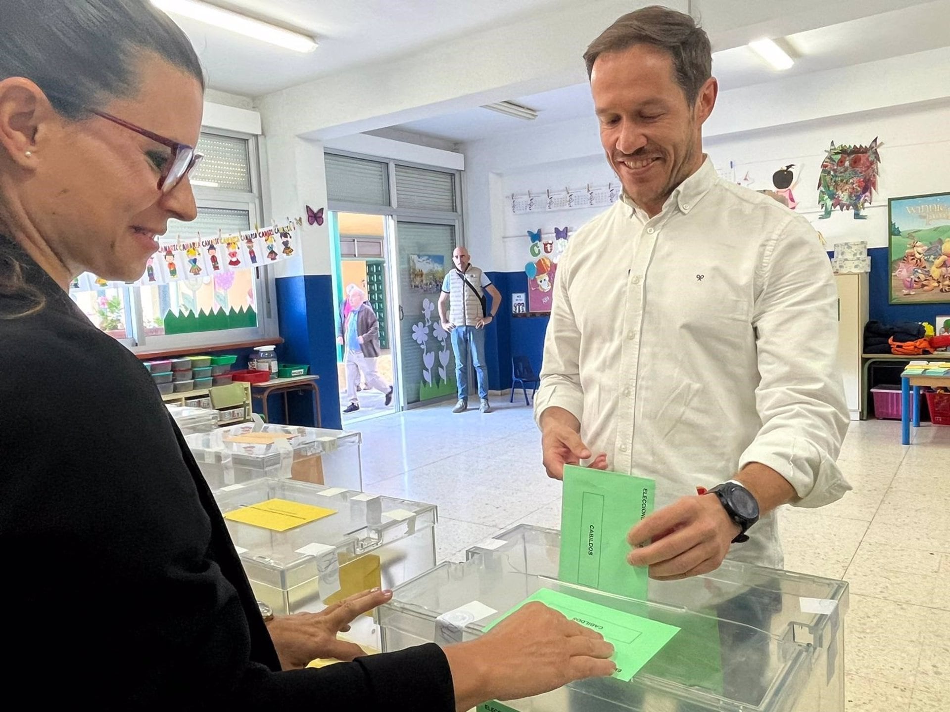 28/05/2023 El presidente del Cabildo de La Palma y candidato del PP a la reelección, Mariano Hernández Zapata, depositando su voto este domingo


