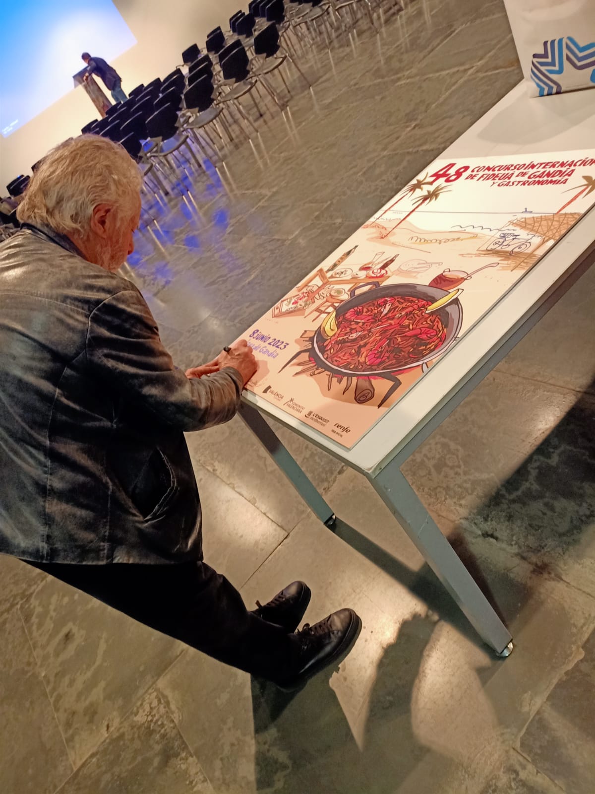 Javier Mariscal, firmando el cartel que ha realizado para esta edición del concurso.