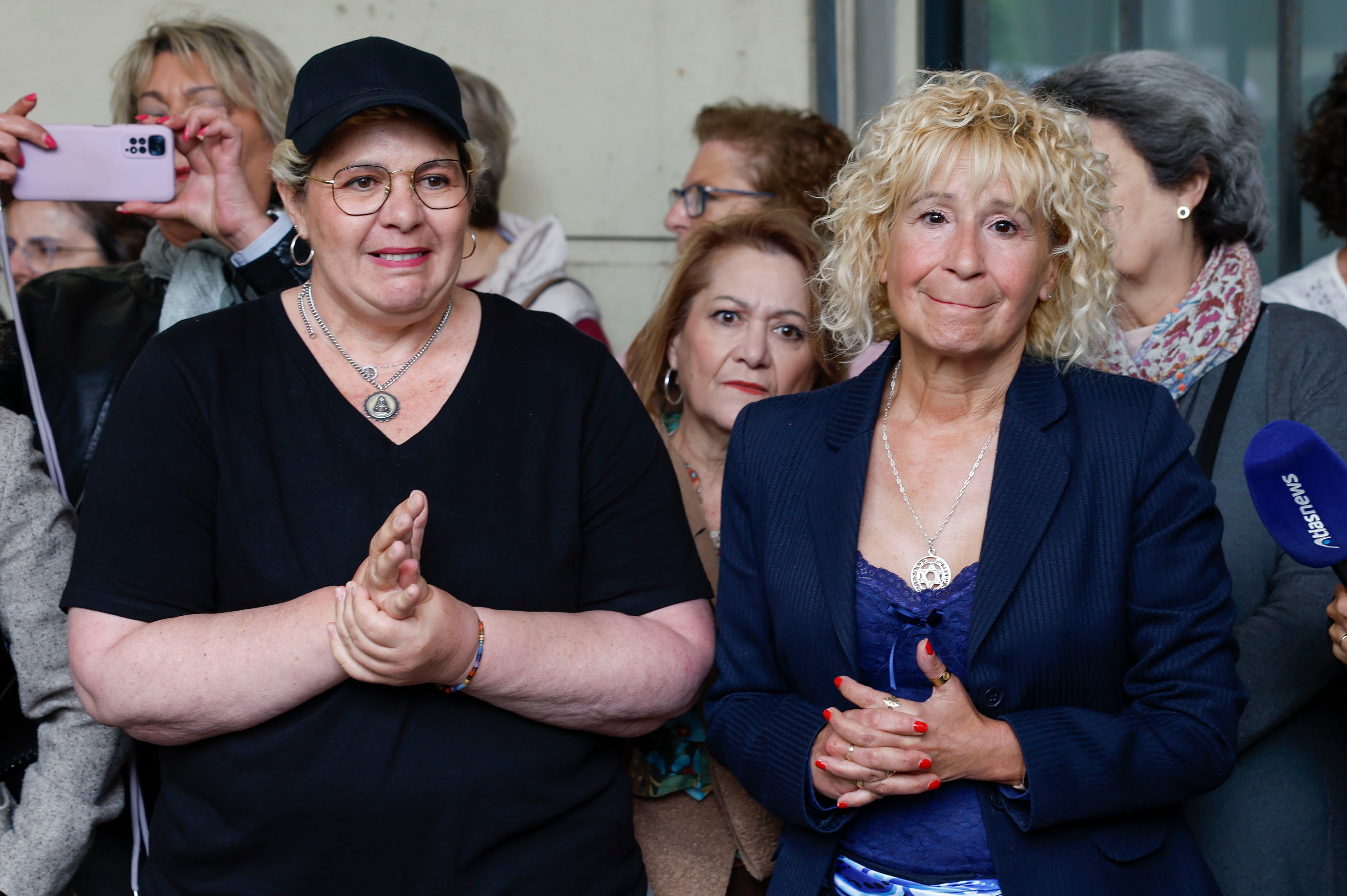 FOTODELDIA SEVILLA, 07/04/2026.- La presidenta de la Asociación de Mujeres con Cáncer de Mama (Amama), Ángela Claverol (d), acompañada de Anabel Cano (i), una de las primeras demandantes, atiende a la prensa en el marco de la presentación, este martes en los juzgados de Sevilla, de la primera de las demandas para solicitar a la Junta de Andalucía indemnizaciones por los fallos en el programa de cribados, después de que sus reclamaciones patrimoniales no hayan sido atendidas. EFE/ Julio Muñoz