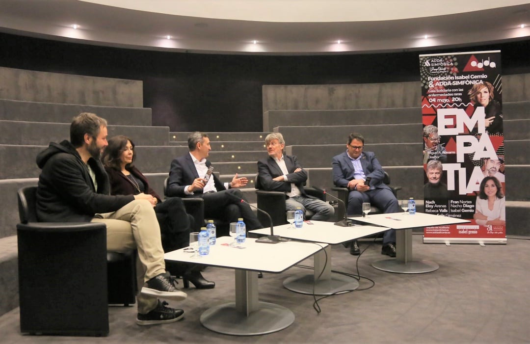 El presidente de la Diputación de Alicante, César Sánchez junto a Isabel Gemio, el alcalde de Dolores, José Joaquín Hernández, el director de ADDA Simfònica, Josep Vicent, y el humorista Eloy Arenas.