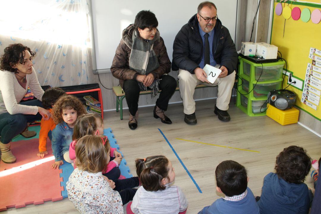 El consejero de Educación Fernando Rey junto a varios niños del colegio Las Cañadas de Trescasas donde ha visitado las obras de ampliación del centro