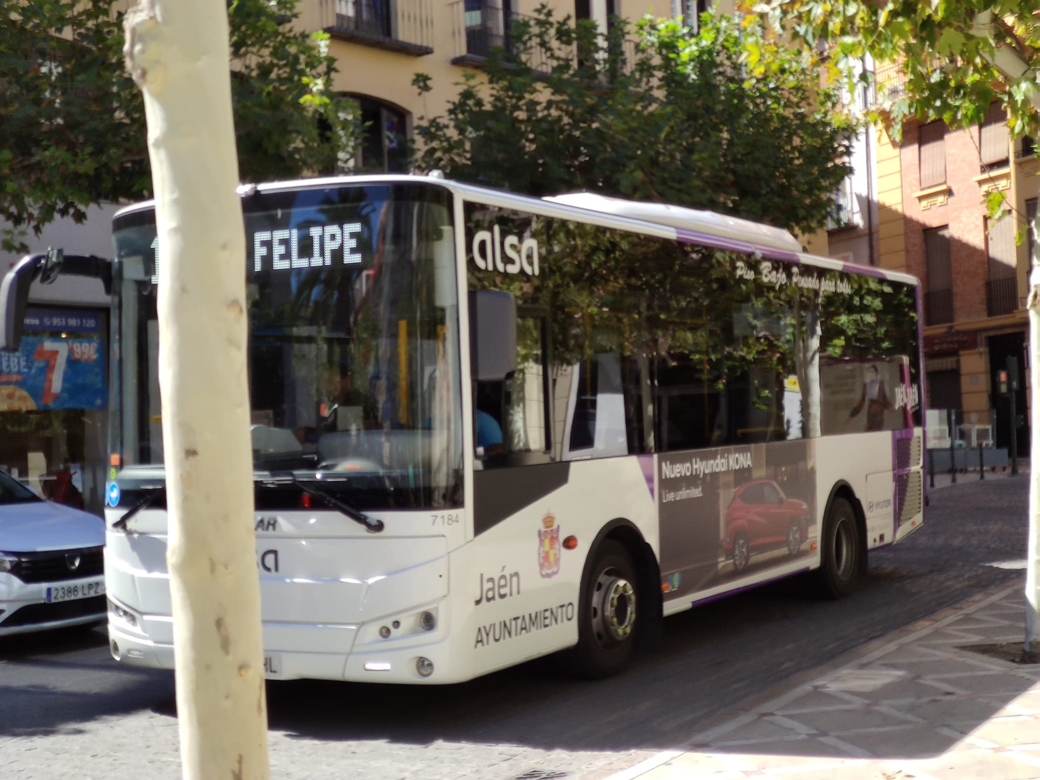 Uno de los autobuses urbanos que ALSA tiene en la capital jiennenses, circulando por el centro de la ciudad