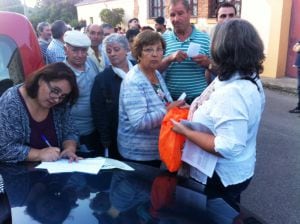 Los vecinos de la Borreca Baja votan en la calle