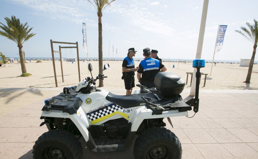 Imagen de archivo de la Policía Local de Gandia en la playa. 