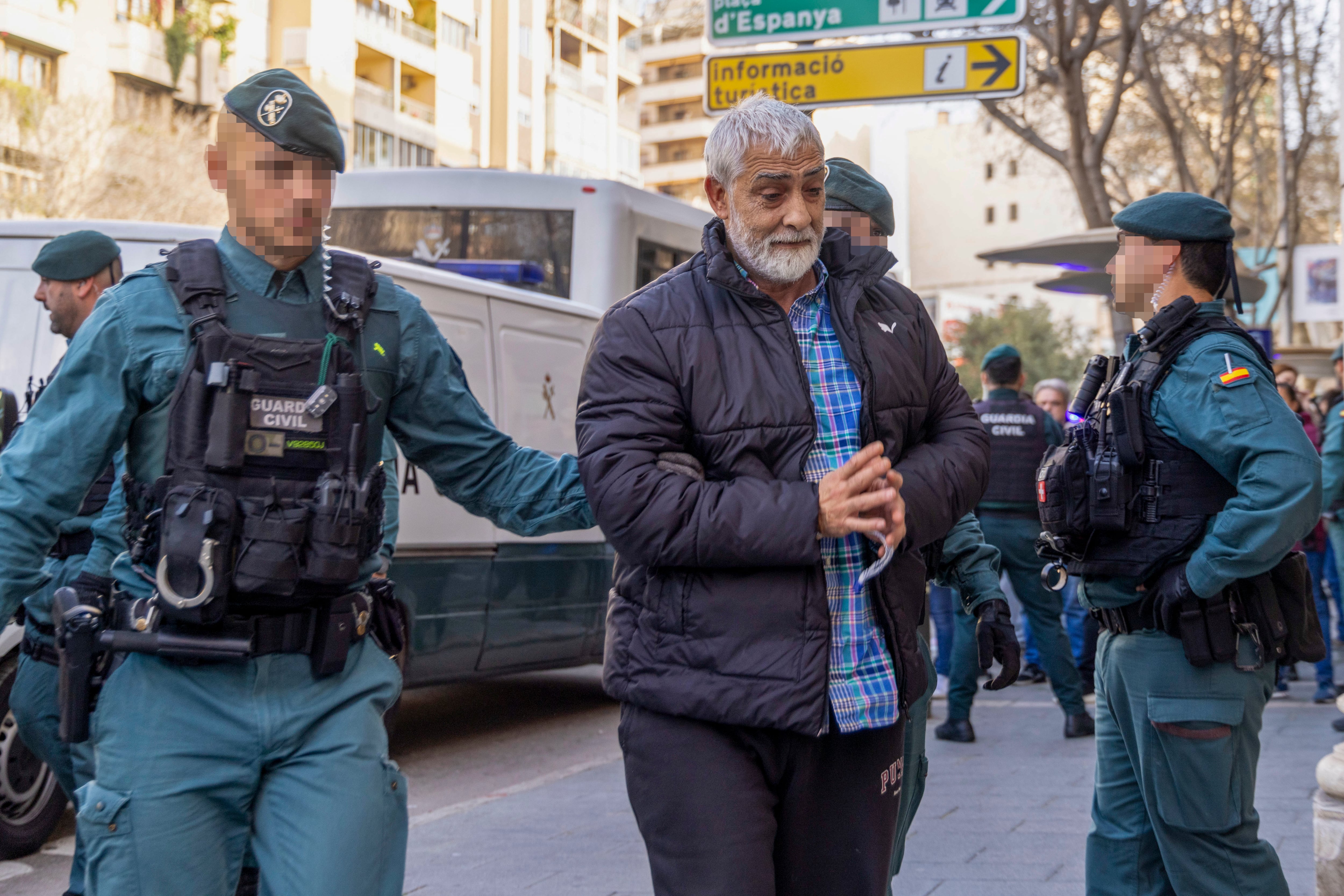 PALMA, 15/03/2024.- El presidente de la Federación de Asociaciones Gitanas de Baleares, Carlos Cortés, es trasladado a los juzgados de instrucción de Palma, para pasar a disposición judicial tras su detención en el marco de la  operación Jaque Mate. Un total de 23 de los 39 detenidos el miércoles en la operación Jaque Mate, que ha desmantelado los principales grupos de tráfico de drogas en Mallorca y ha supuesto la requisa de más de 1,3 toneladas de cocaína, han pasado a disposición judicial en Palma a las 9.30 horas de este viernes. EFE/ Cati Cladera
