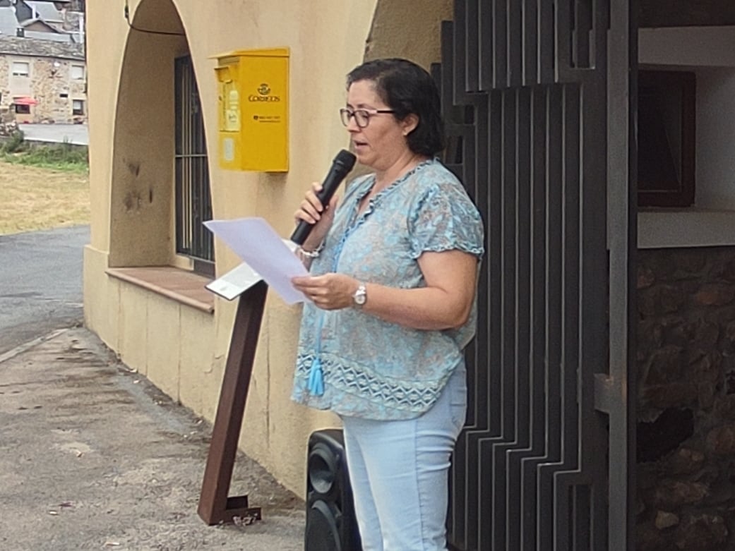 La alcaldesa de Castropodame y pedánea de Matachana, Josefa Álvarez durante la lectura del manifiesto