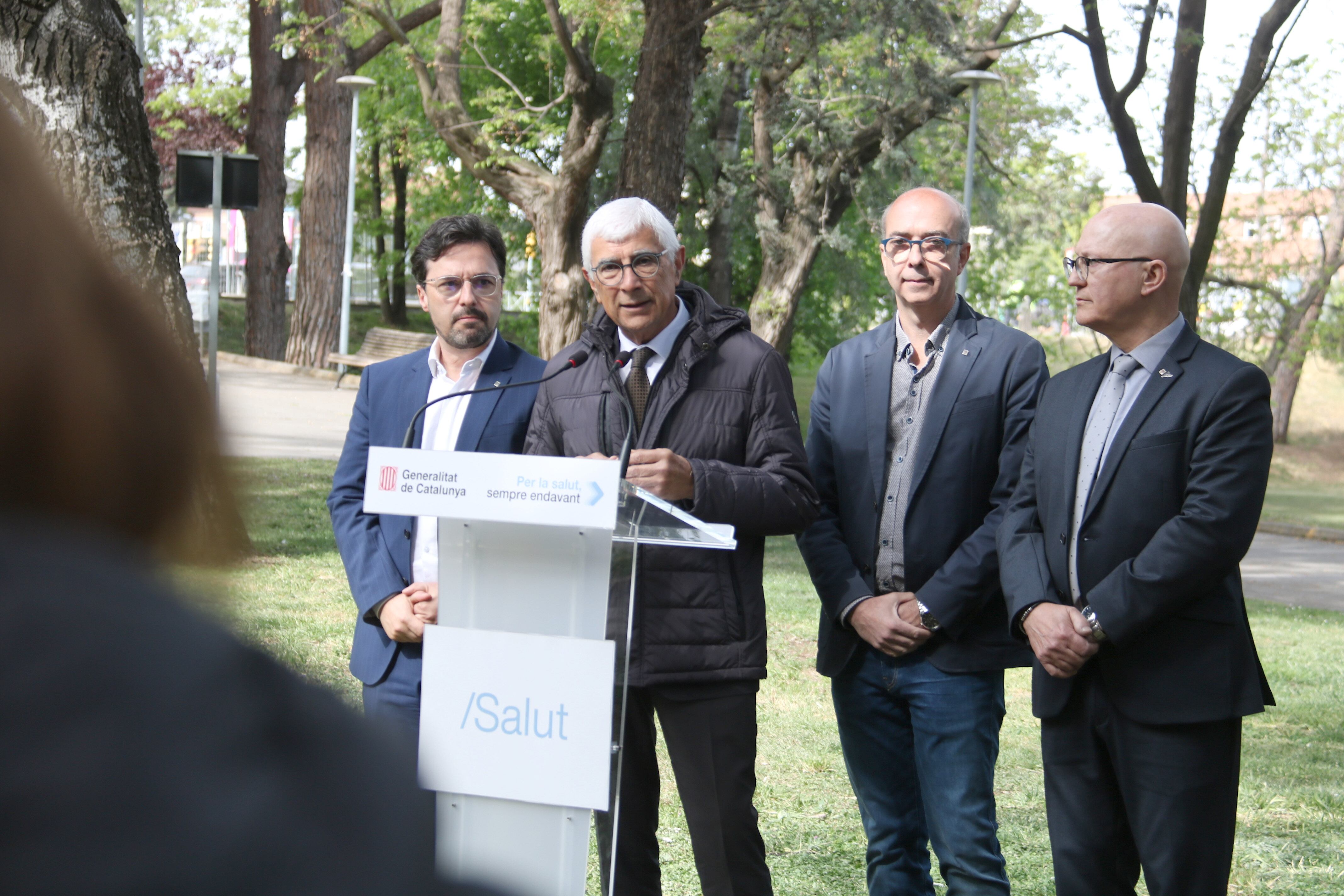 Un moment de l'atenció a mitjans que ha fet el conseller Manel Balcells després de signar a Lleida el conveni per la xarxa hospitalària Lleida-Pirineu. Foto: ACN