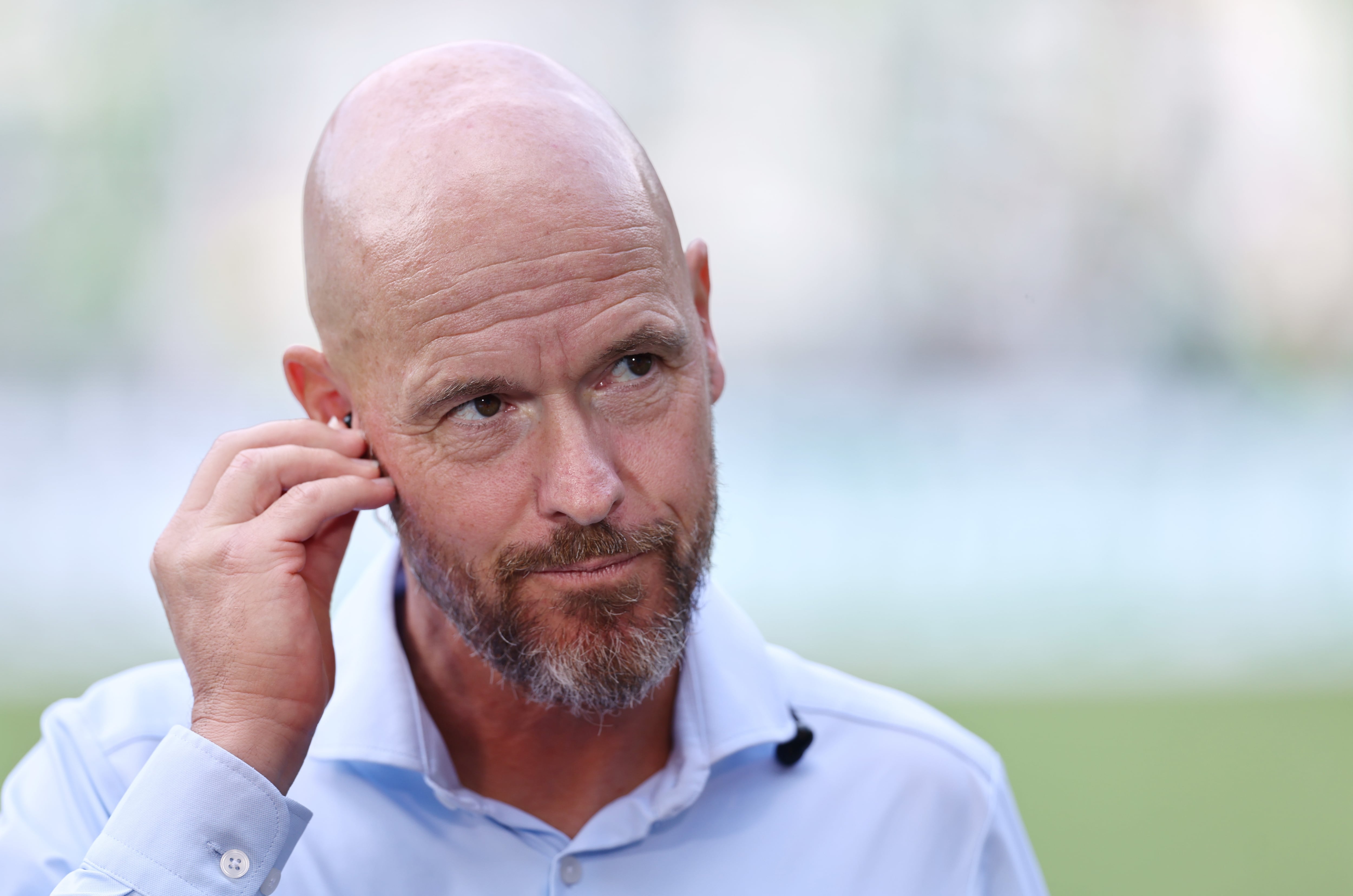 Erik ten Hag dirige un partido con el Bayer Leverkusen