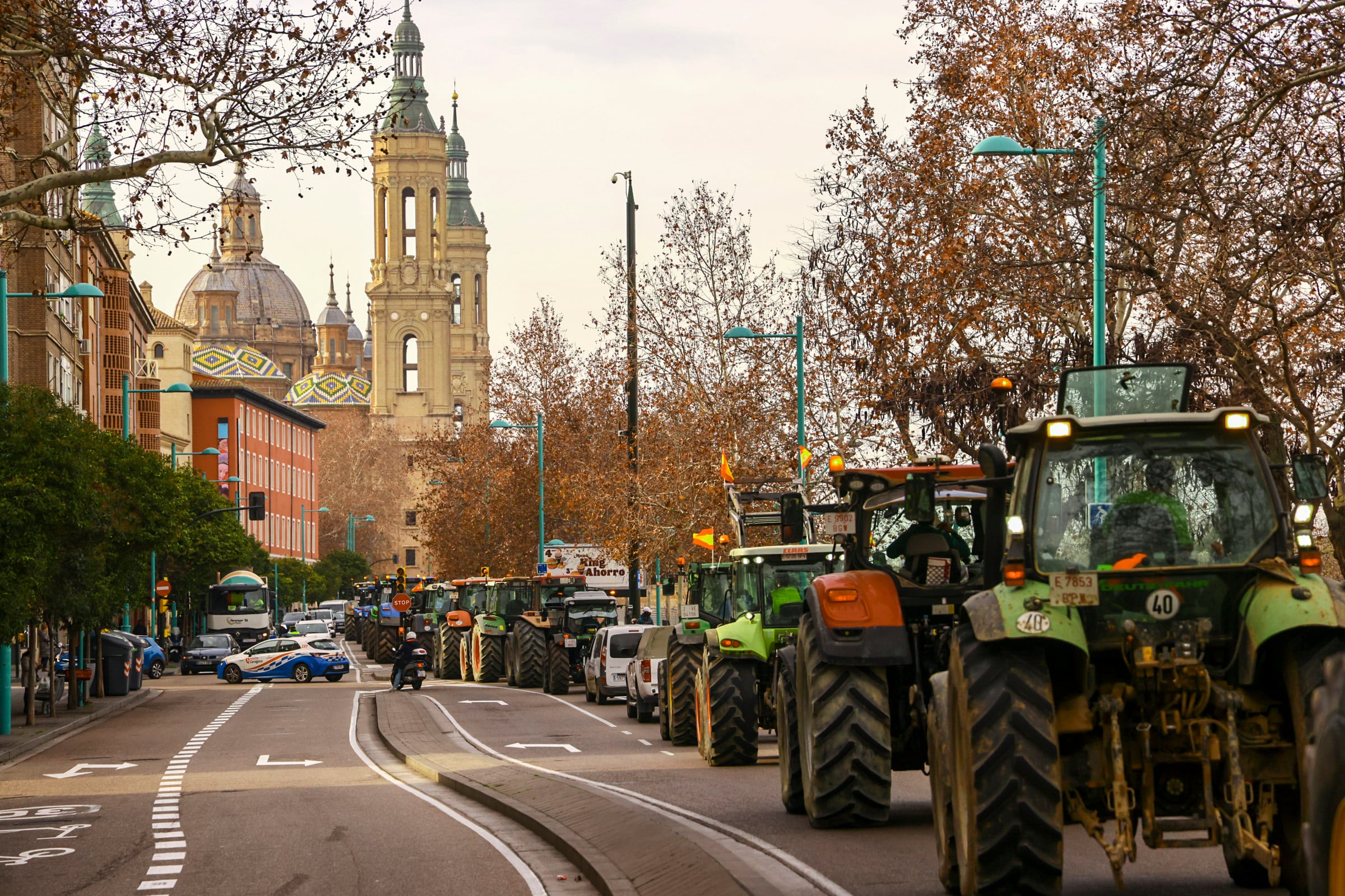 Agricultores con sus tractores marchan este martes por las calles del centro de Zaragoza.