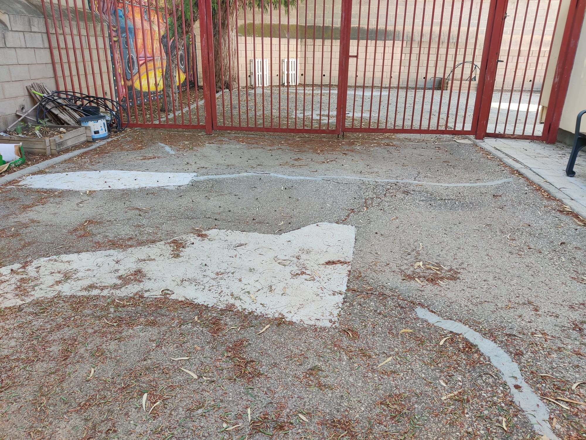 Desperfectos en el patio de Infantil del CEIP El Palmeral