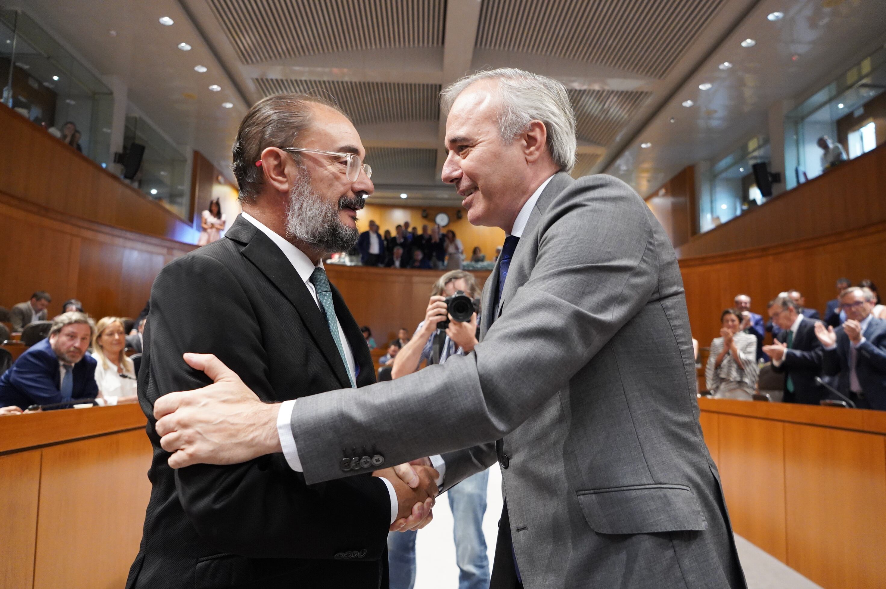 Saludo entre Javier Lambán y Jorge Azcón en la investidura de Azcón como presidente del Gobierno de Aragón