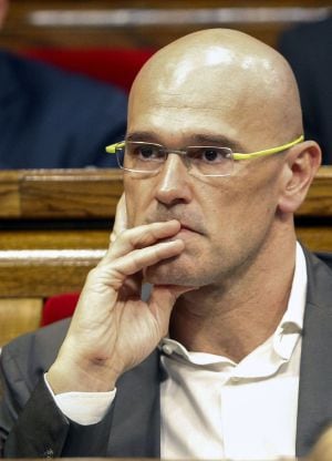 El diputado de Junts pel Si, Raül Romeva, escucha la intervención del candidato de su partido a la Presidencia de la Generalitat, Artur Mas