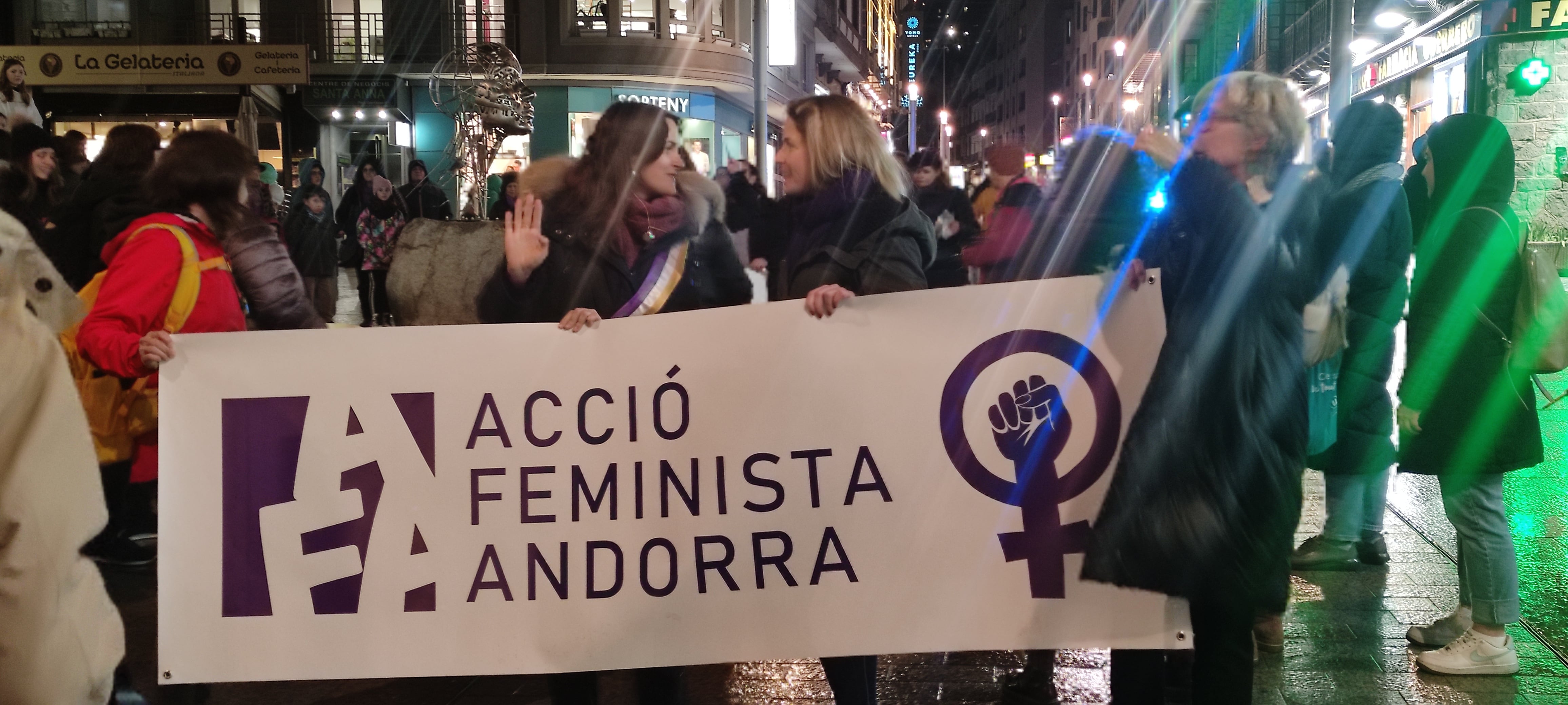 Capçalera de la manifestació del 8M a Andorra liderada per les membres d&#039;Acció Feminista.